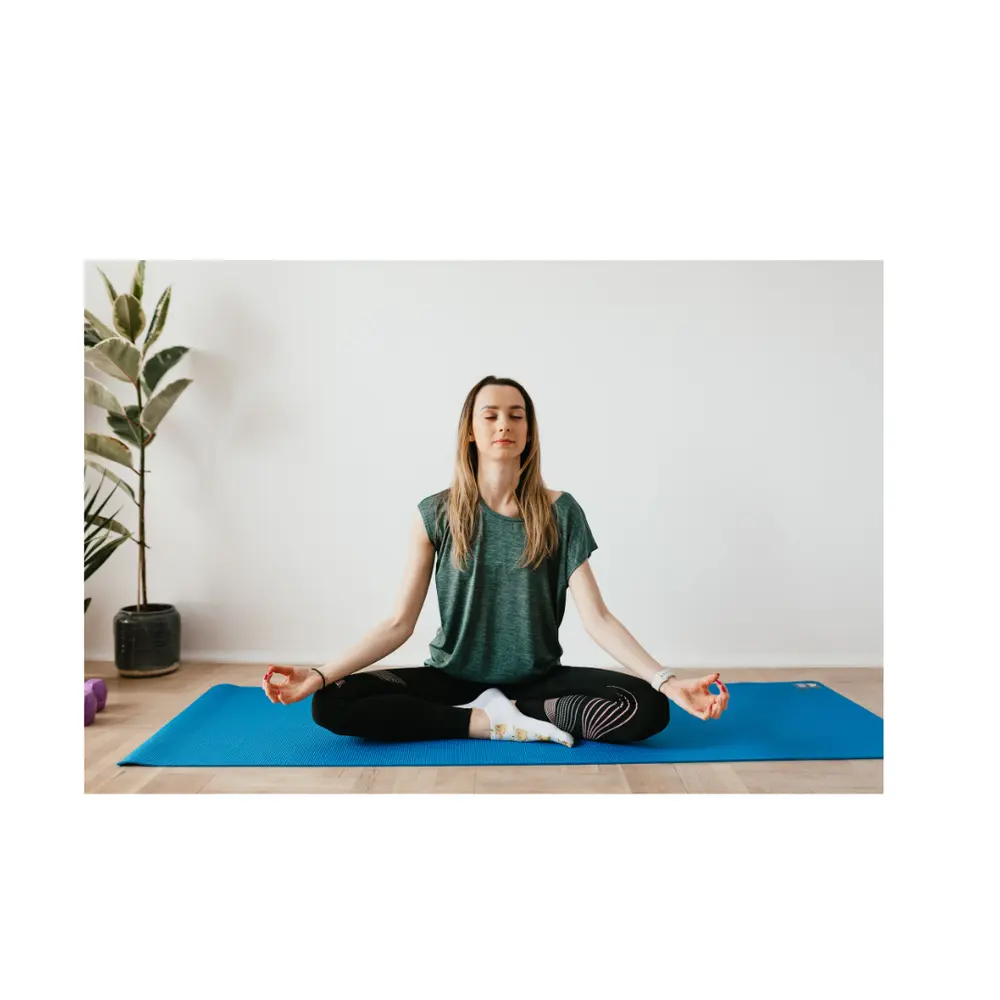 Persona en meditación, símbolo de calma y bienestar